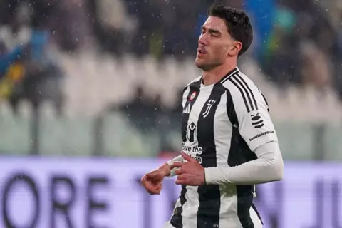 يوفنتوس يتلقى صدمة جديدة.. فلاهوفيتش يغيب لفترة طويلة بعد الإصابة